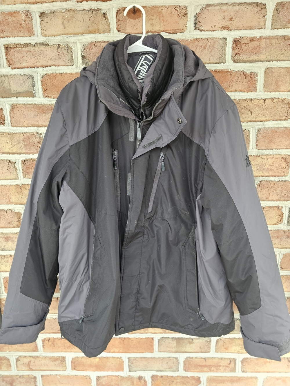 ZeroXposur Men's Gray and Black Insulated Ski Jacket